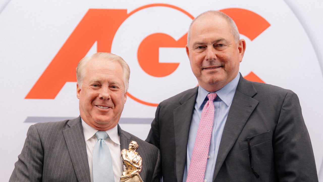 Doug Davidson (l), Chairman of New South Construction Company, was presented with the 2025 SIR Award by Board President Joe Tuggle during the closing dinner of the recent AGC Georgia Annual Convention.